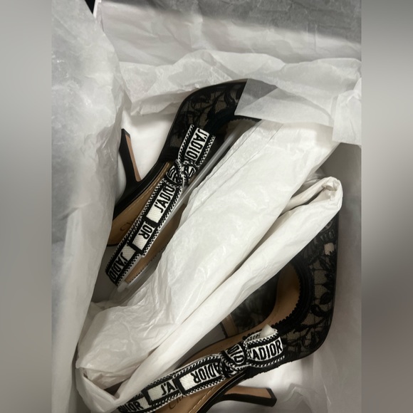 J'ADIOR SLINGBACK PUMP
Transparent Mesh Embroidered with Black Butterfly Motif - Picture 8 of 10